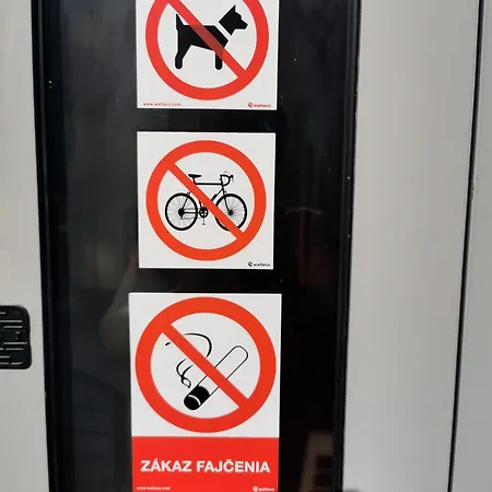 Living & Bus Station & Mlynske Nivy Homestay *